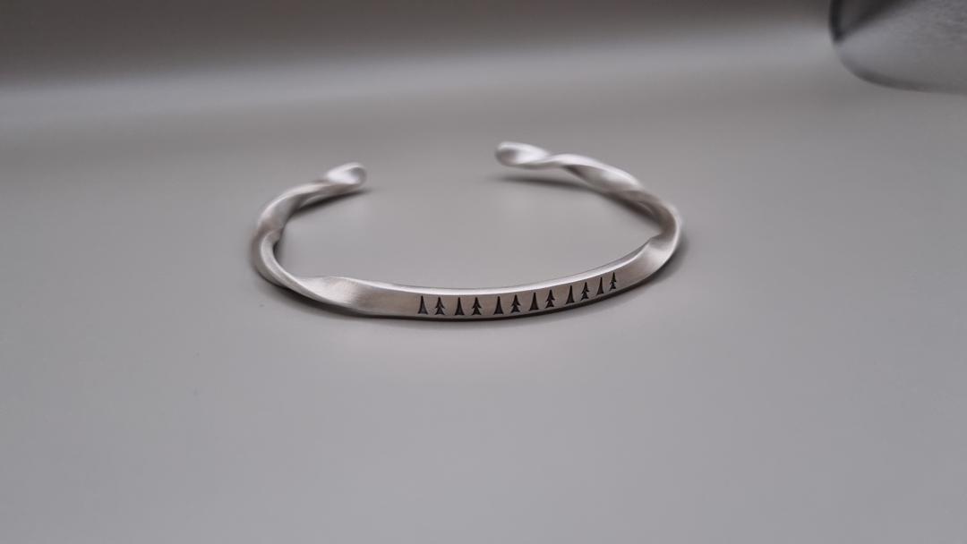 بنگل نقره با طرح اعداد میخی زنانه