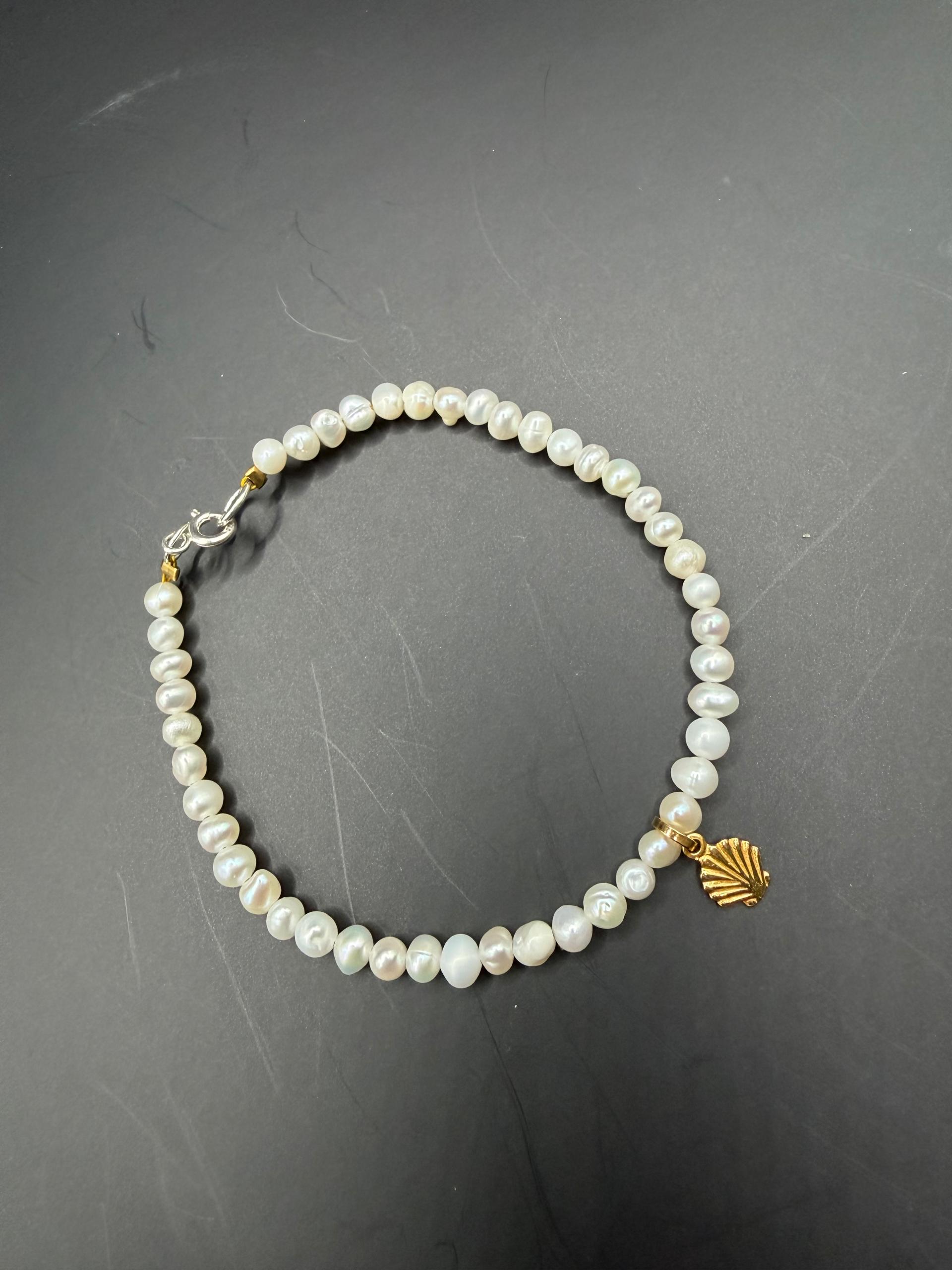 دستبند مروارید با پلاک طلا زنانه