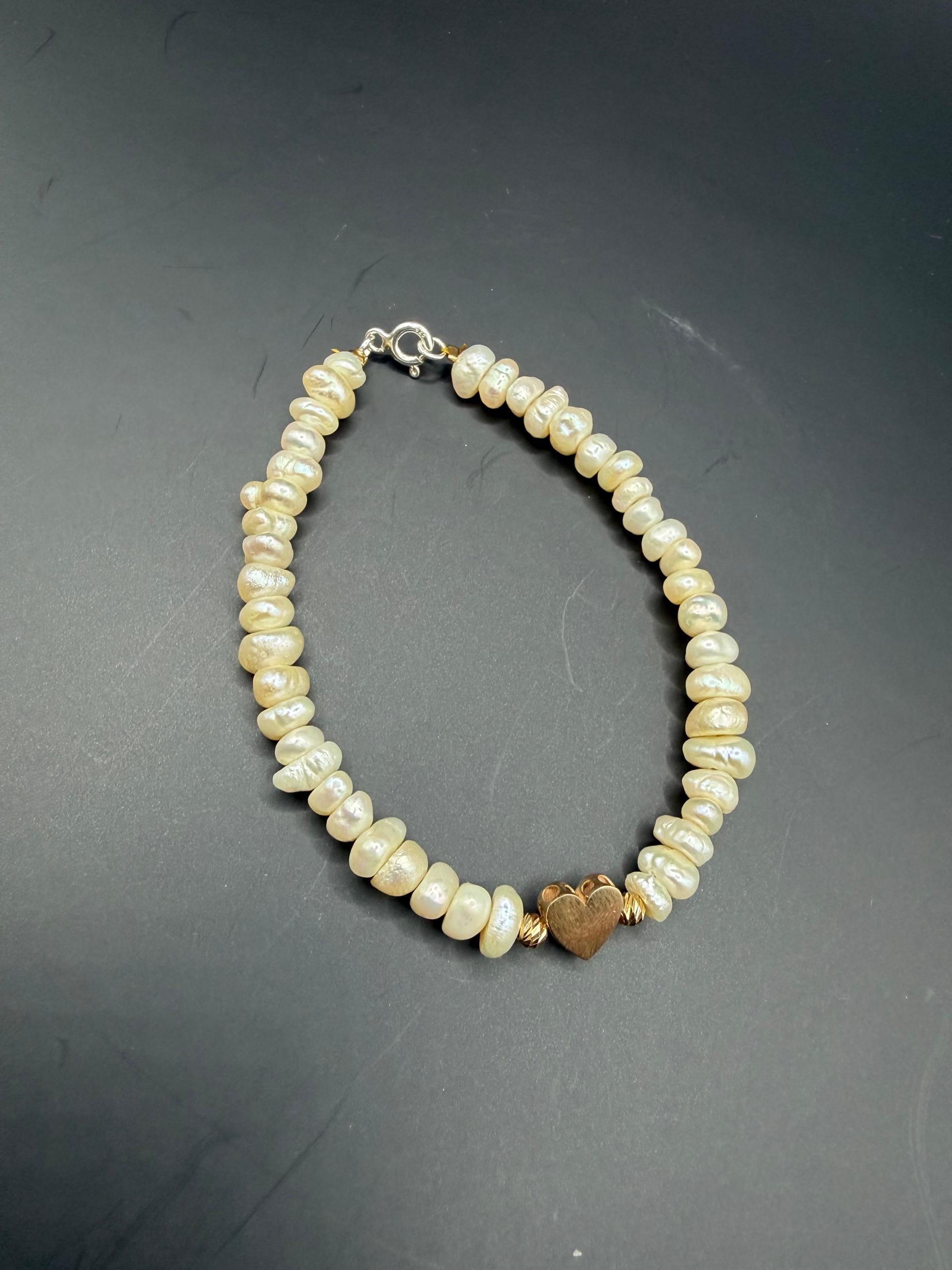 دستبند مروارید با پلاک قلب و گوی طلا  زنانه